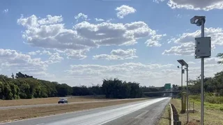 Radares com inteligência artificial já aplicaram 2,3 mil multas em rodovia de SP