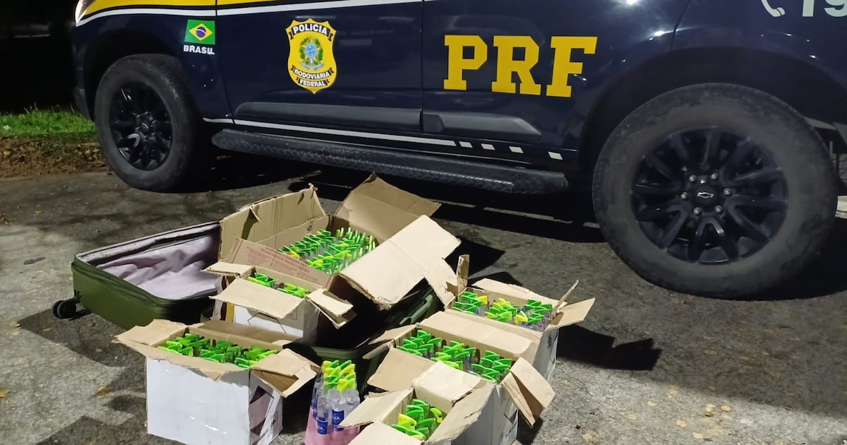 PRF prende mulher com 324 frascos de lança-perfume em ônibus na BR-040, em Duque de Caxias (RJ)