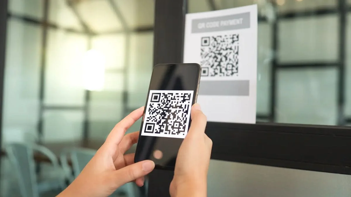 pessoa escaneando qr code
