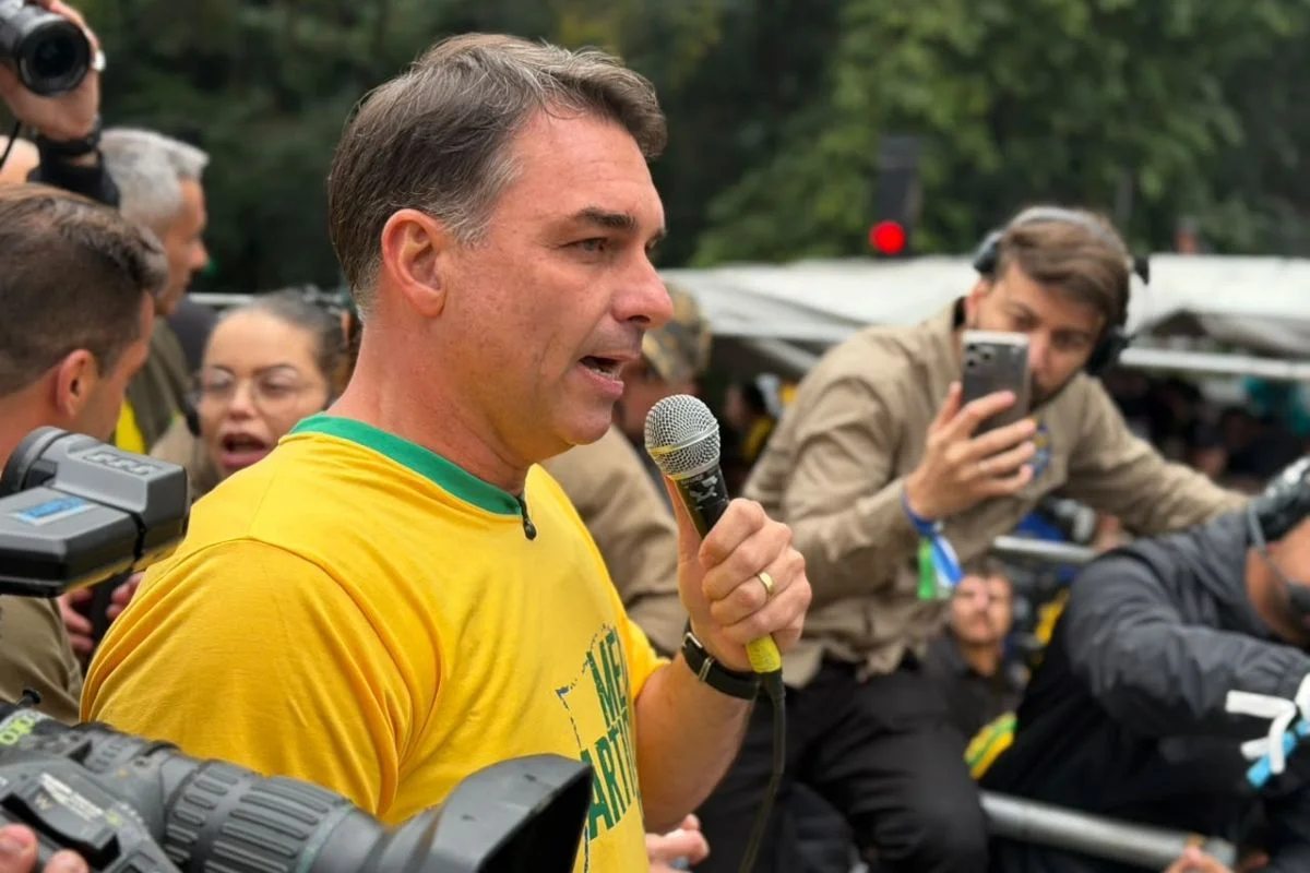 Flávio prepara ofensiva na reta final e mira mudança de discurso de Lula