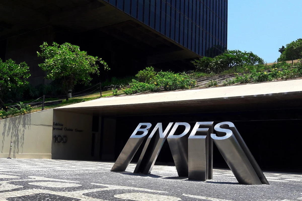 Imagem colorida da fachada do BNDES