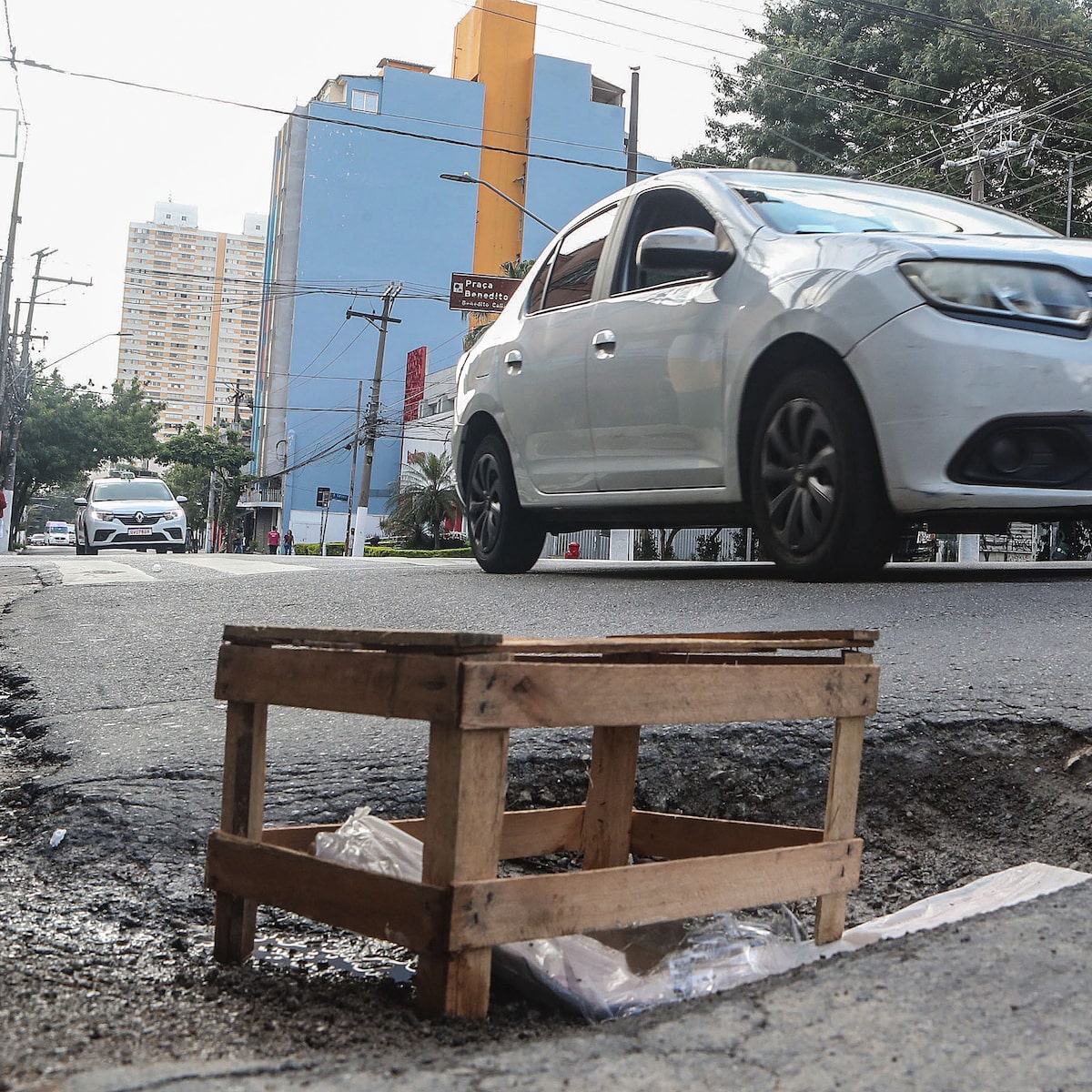 Santa Cecília: leitora se queixa de bueiro afundando em rua da região