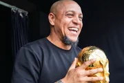 Roberto Carlos posa sorridente com a taça da Copa do Mundo