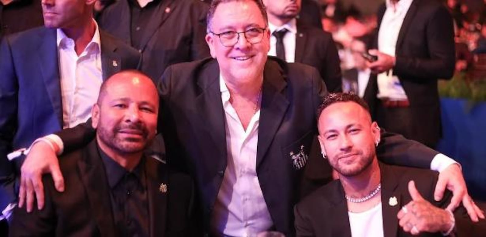 Neymar Pai, Marcelo Teixeira e Neymar Filho. Tudo acertado para o Santos virar SAF em 2027. Basta Teixeira ser reeleito. O dirigente é mais que favorito para a reeleição Instagram/Marcelo Teixeira