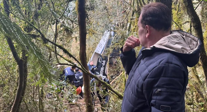 Roberto Cabrini vai a Santa Catarina investigar acidente aéreo com cantor Rick