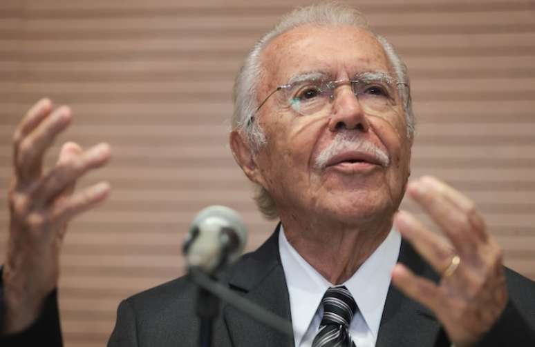 José Sarney recebe alta após internação por pneumonia