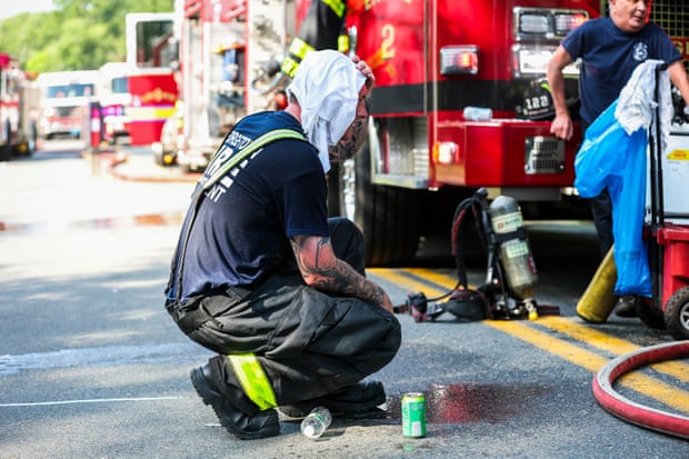 "Seu corpo luta para manter-se fresco": trabalhadores se esforçam em calor recorde enquanto regra federal é congelada