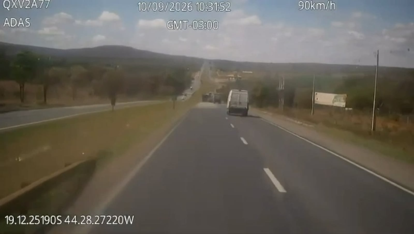 A suspeita é de que o motorista tenha realizado uma manobra contra a carreta, para que o condutor tombasse