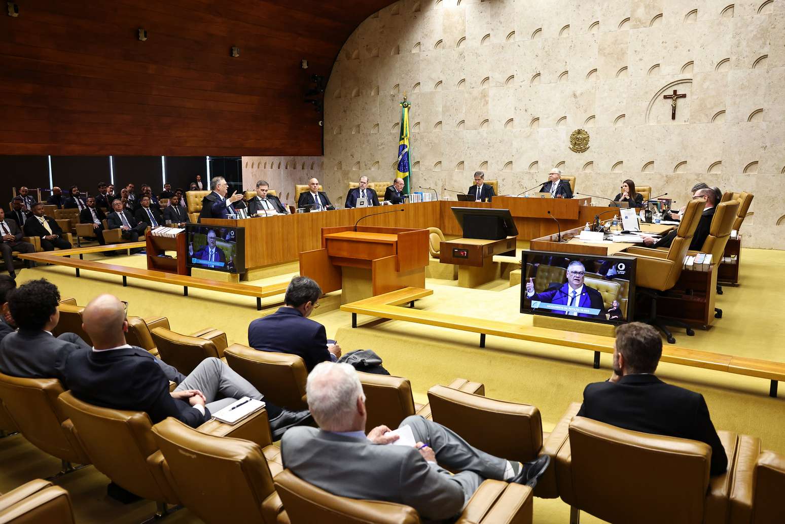 Plenário do STF em sessão extraordinária de terça-feira, 15