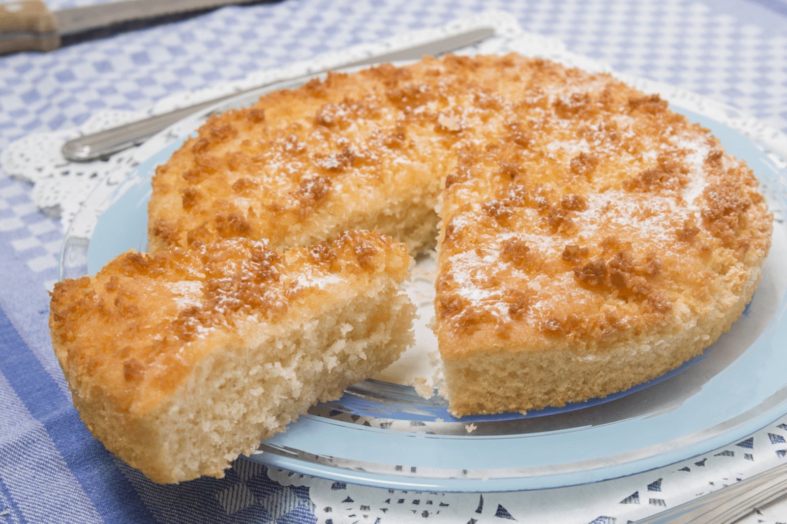 Bolo de coco com farofa crocante é opção fácil e deliciosa para o café da manhã de domingo Portal EdiCase