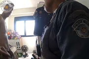 Coronel circula pelo imóvel e questiona posição de objetos no quarto