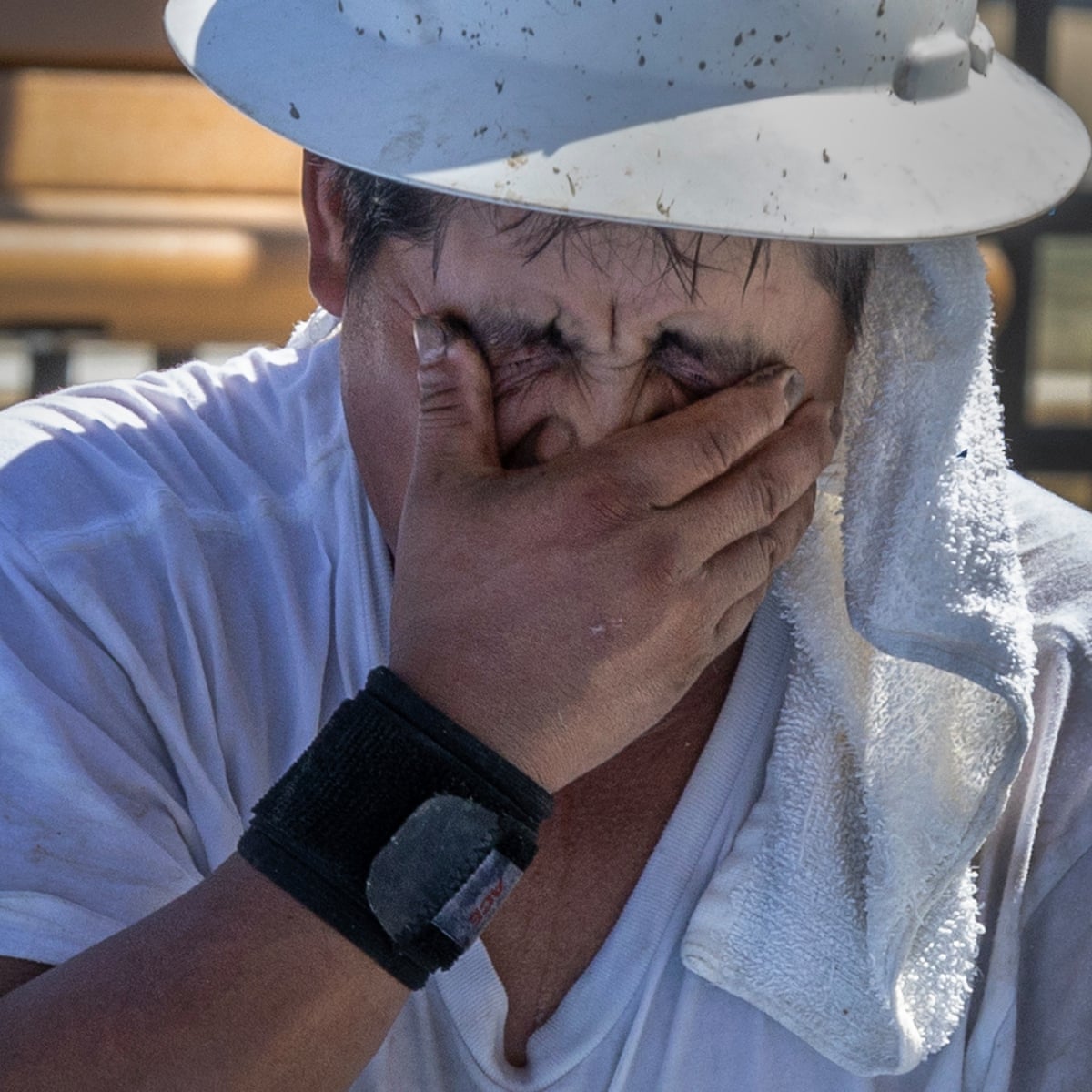 "Seu corpo luta para manter-se fresco": trabalhadores se esforçam em calor recorde enquanto regra federal é congelada