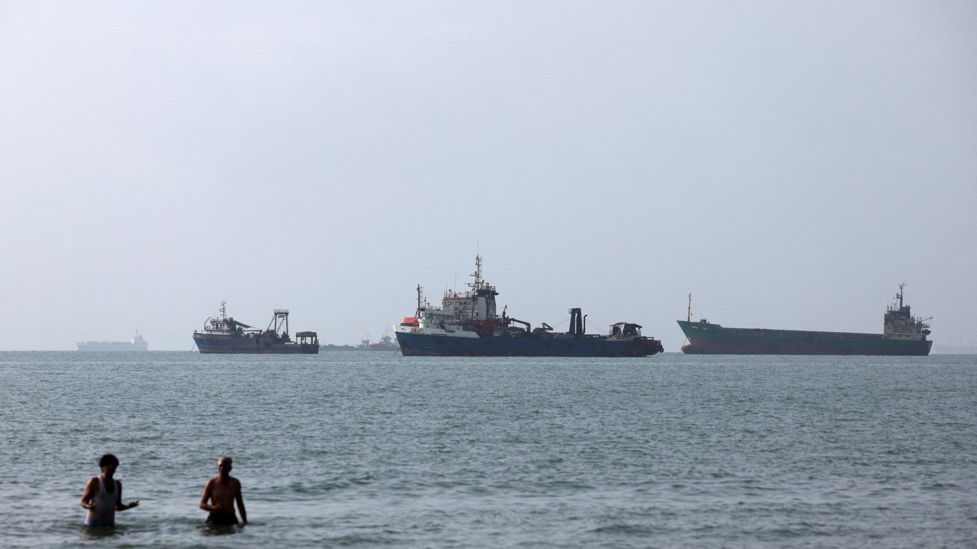 Guerra no Irã ao vivo: Omã diz que as conversas entre o Irã e os estados do Golfo no Estreito de Ormuz foram adiadas