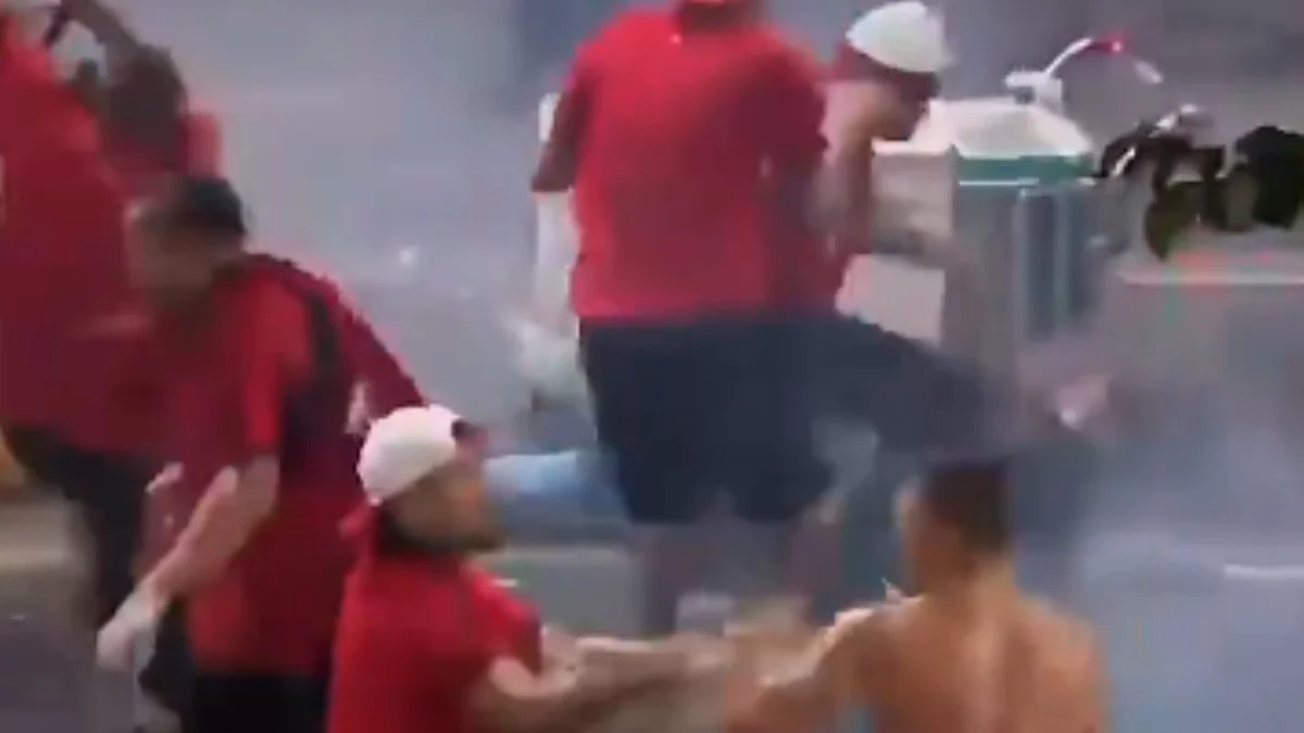 Organizadas do Flamengo brigam e causam tumulto na saída do Maracanã
