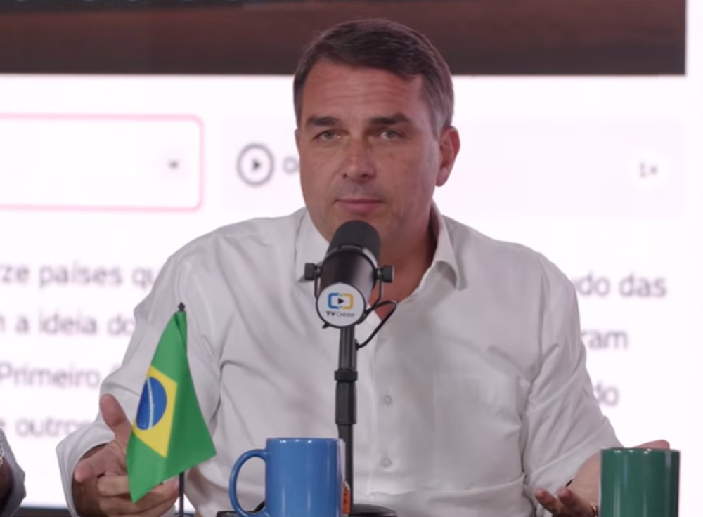 Flávio Bolsonaro em uma de suas lives — Foto: Reprodução
