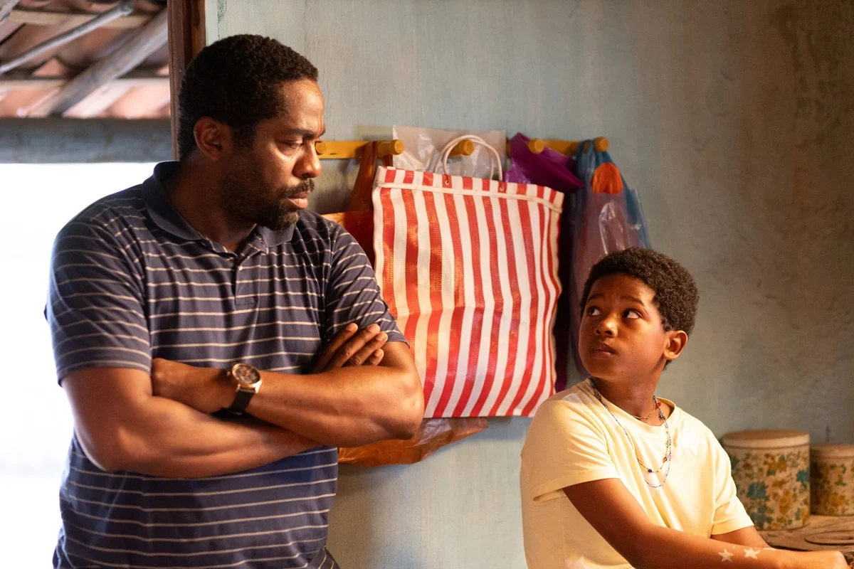Imagem colorida do filme Feito Pipa, com Lázaro Ramos, e Yuri Gomes - Metrópoles