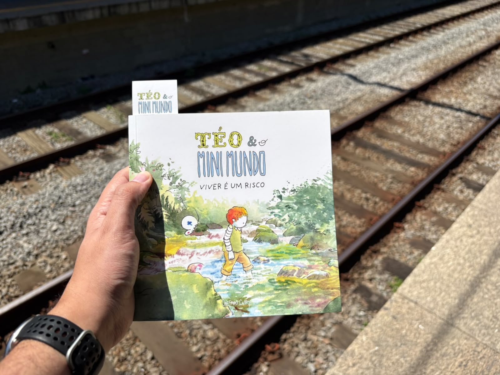 O quarto volume da série criada pelo cartunista Caetano Cury reúne 74 tirinhas produzidas entre 2022 e 2026 foto por Cauê Teixeira