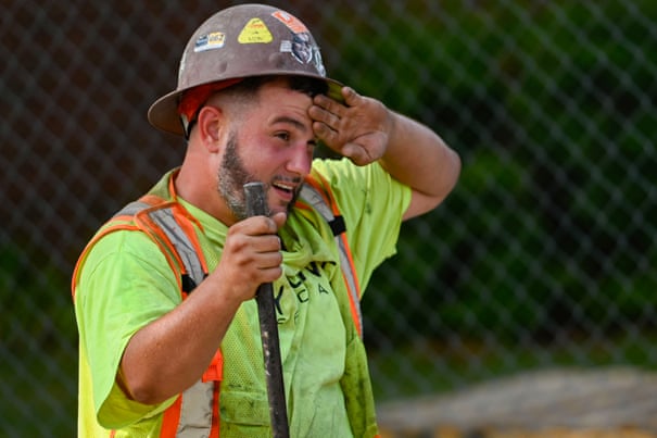 "Seu corpo luta para manter-se fresco": trabalhadores se esforçam em calor recorde enquanto regra federal é congelada