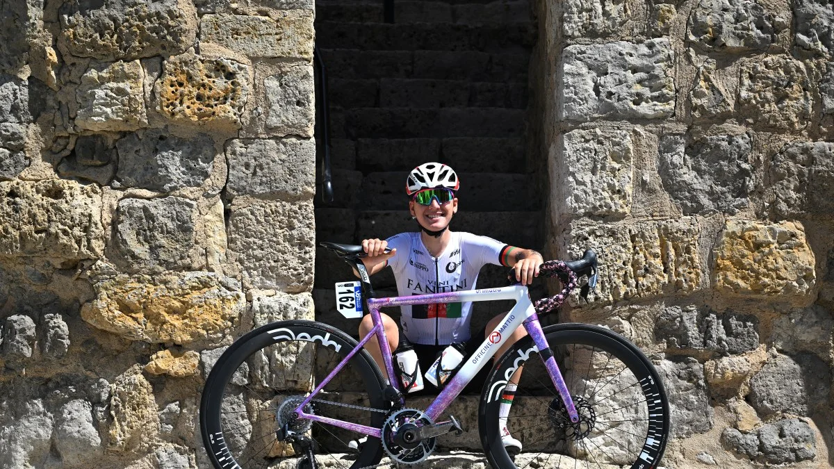 Ciclista afegã que treinava disfarçada de homem é prata nos Jogos Asiáticos