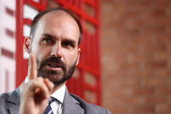 Eduardo Bolsonaro sugere que STF pode não reconhecer vitória de Flávio - destaque galeria