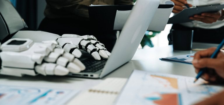 52% dos brasileiros temem avanço da inteligência artificial e 42% acreditam que tecnologia vai reduzir empregos