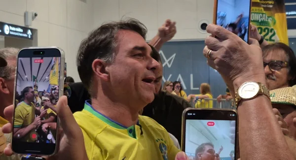 Flávio Bolsonaro discute ida a debate diante de possível duelo com Lula