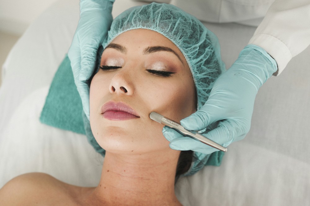 Uma harmonização facial total pode sair entre R$4 e R$18 mil no Brasil — Foto: Reprodução/Unsplash