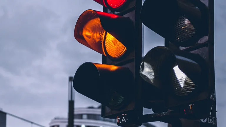 Semáforo desligado: você sabe de quem é a verdadeira preferência no cruzamento?