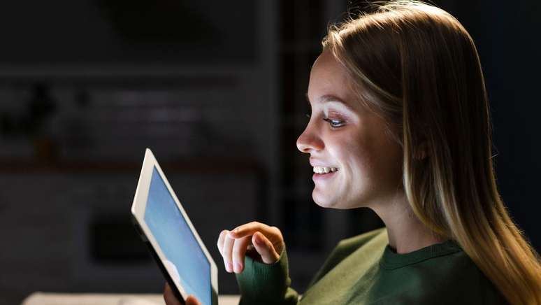 IA como amigo e conselheiro: quando conversar com chatbots pode fazer mal?