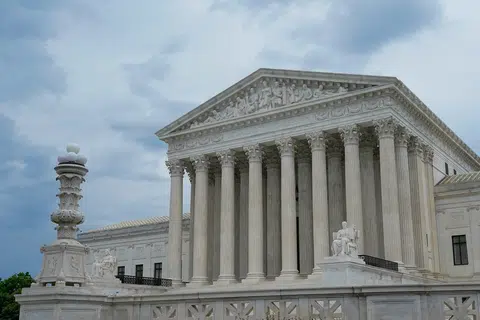 A administração Trump pede ao Supremo Tribunal dos EUA para intervir e permitir deportações de países terceiros