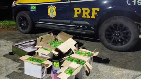 PRF prende mulher com 324 frascos de lança-perfume em ônibus na BR-040, em Duque de Caxias (RJ)