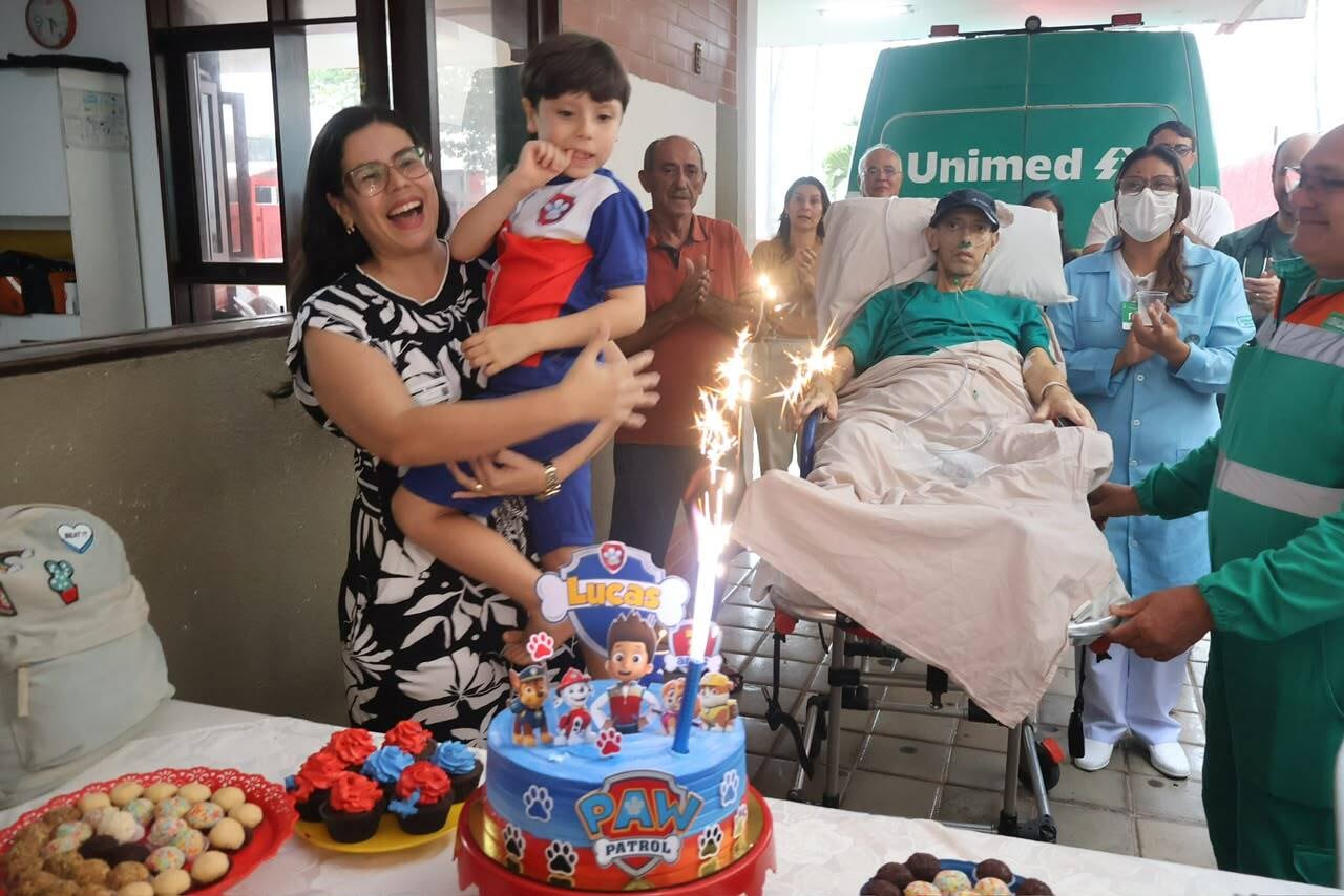 Hospital atende pedido e leva paciente para ver o mar e comemorar aniversário do filho