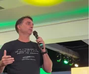 Flávio Bolsonaro discute ida a debate diante de possível duelo com Lula
