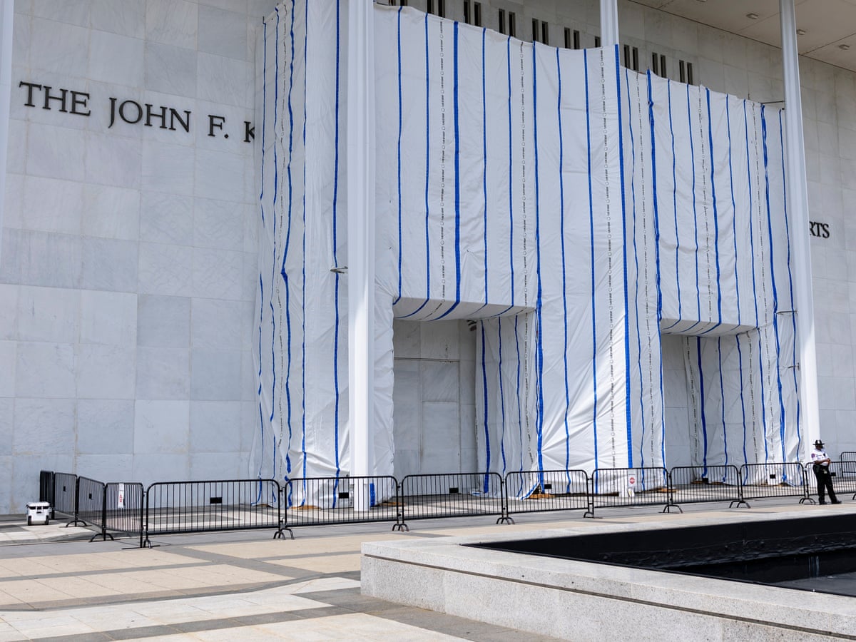 O conselho do Kennedy Center nomeado por Trump vota fechar a instituição indefinidamente