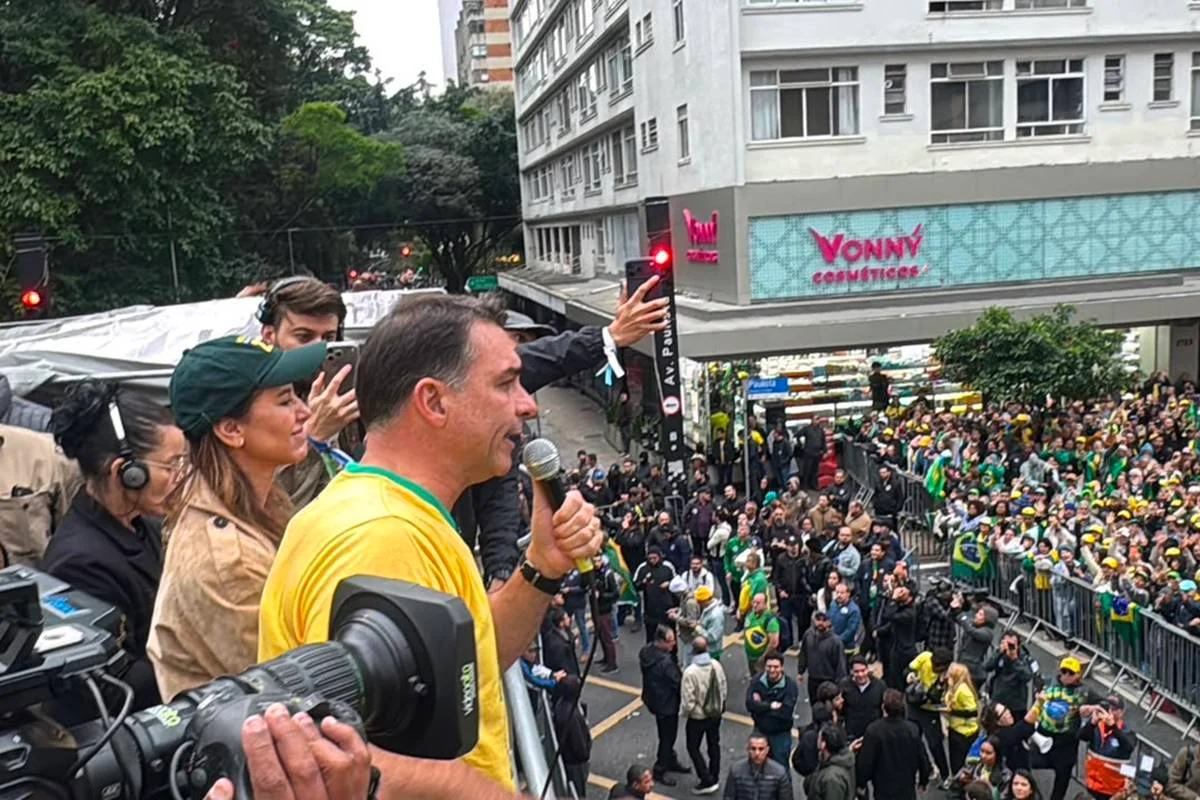 Flávio modera discurso ao mercado e endurece com pauta anti-STF nas ruas