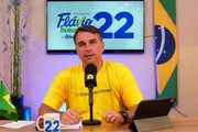 Flávio Bolsonaro discute ida a debate diante de possível duelo com Lula