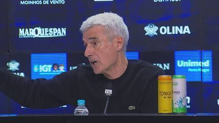 Luís Castro discute com jornalista em coletiva: "Sei que o que vende é sangue"