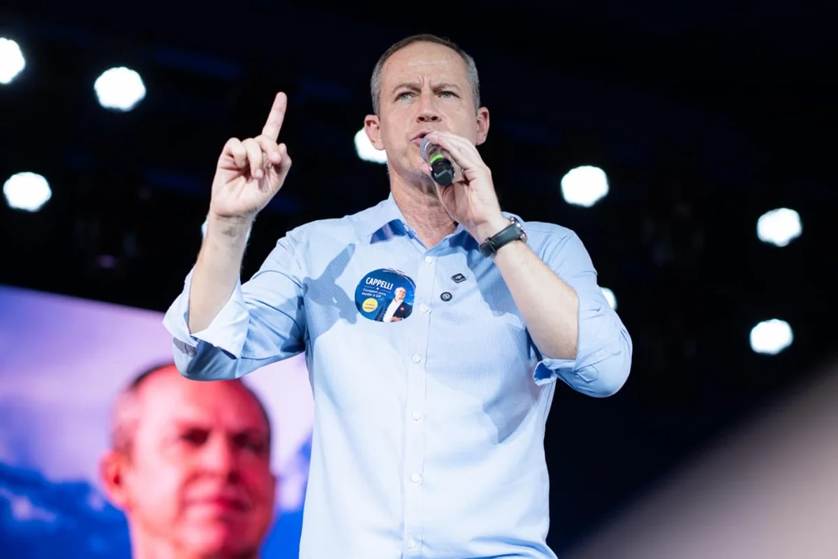 Imagem mostra Ricardo Cappelli no lançamento de sua campanha ao governo do DF - Metrópoles