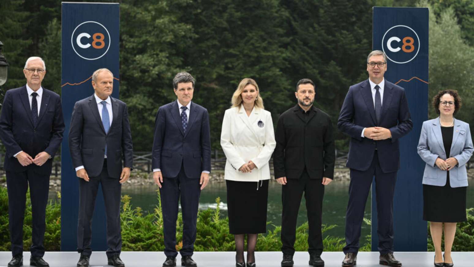 Na sexta-feira (18), presidente ucraniano, Volodymyr Zelensky, participou de uma c&uacute;pula do C8 (Pol&ocirc;nia, Ucr&acirc;nia, Rom&ecirc;nia, S&eacute;rvia, Eslov&aacute;quia, Rep&uacute;blica Tcheca, &Aacute;ustria e Hungria), realizada em Ivano-Frankivsk, na Ucr&acirc;nica. (18/09/2026)