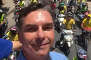 Flávio Bolsonaro discute ida a debate diante de possível duelo com Lula