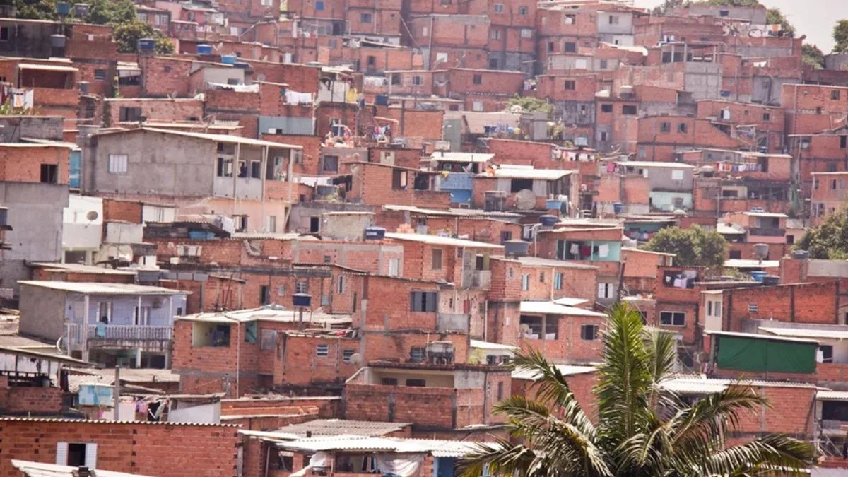 PM cerca Paraisópolis em "maior operação contra o crime organizado"