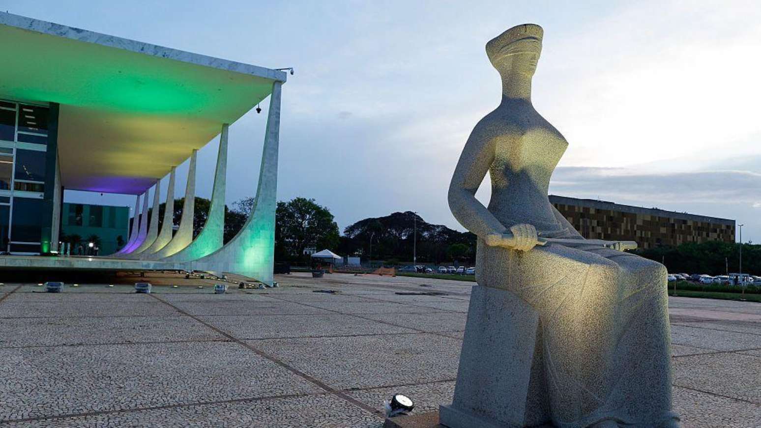 Imagem mostra a est&aacute;tua da Justi&ccedil;a na frente do pr&eacute;dio do Supremo Tribunal Federal, na Pra&ccedil;a dos Tr&ecirc;s Poderes, em Bras&iacute;lia