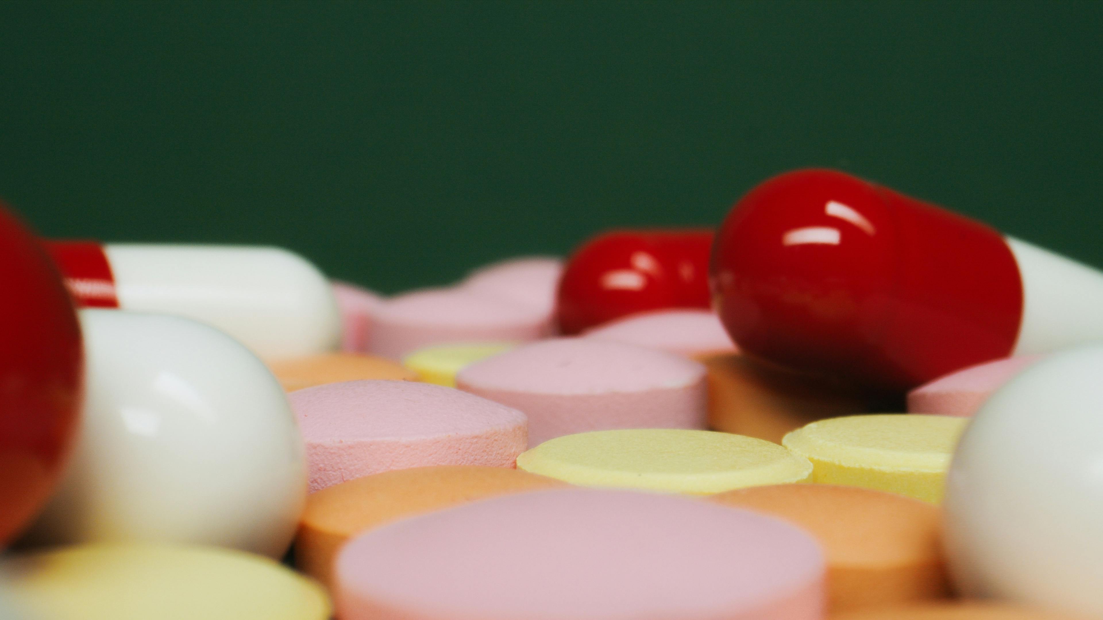 A ACADIA Pharmaceuticals (ACAD) recebeu classificação de 'Venda' devido a resultados fracos do ensaio clínico, e as ações caíram 13%.