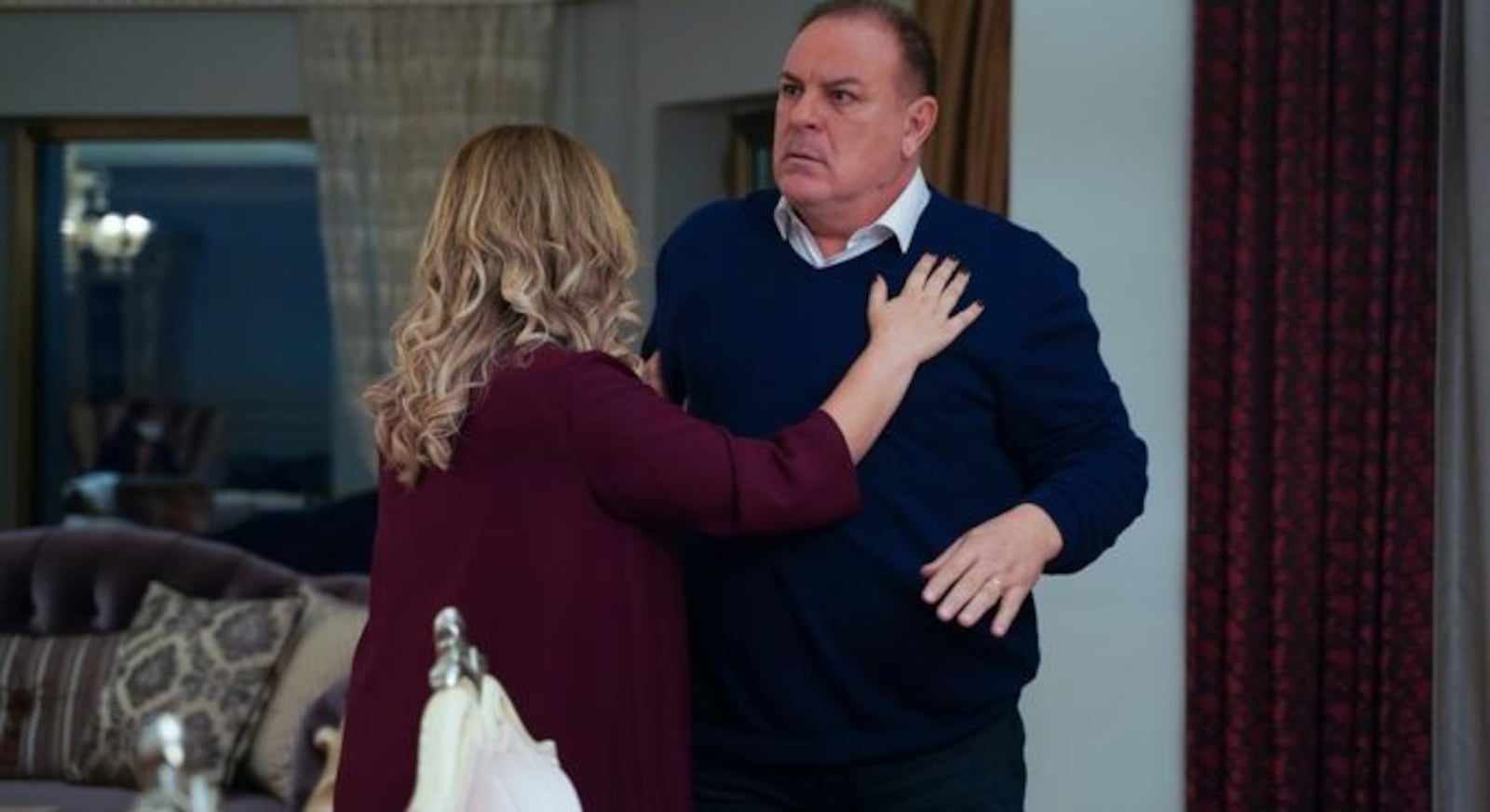 Haluk expulsa Volkan de sua casa Divulgação/RECORD