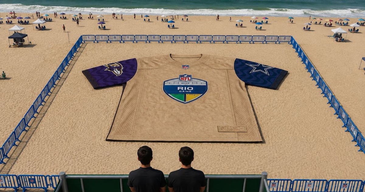 Uniforme gigante invade praia de Copacabana no Rio; entenda