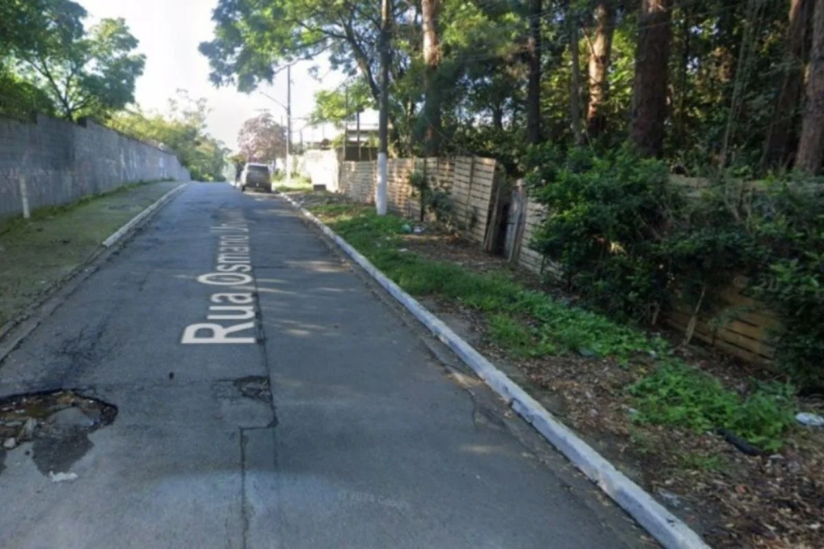 Foto colorida de rua onde mulher foi encontrada morta dentro de saco plástico.