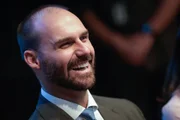 Imagem da matéria: Eduardo Bolsonaro sugere que STF pode não reconhecer vitória de Flávio