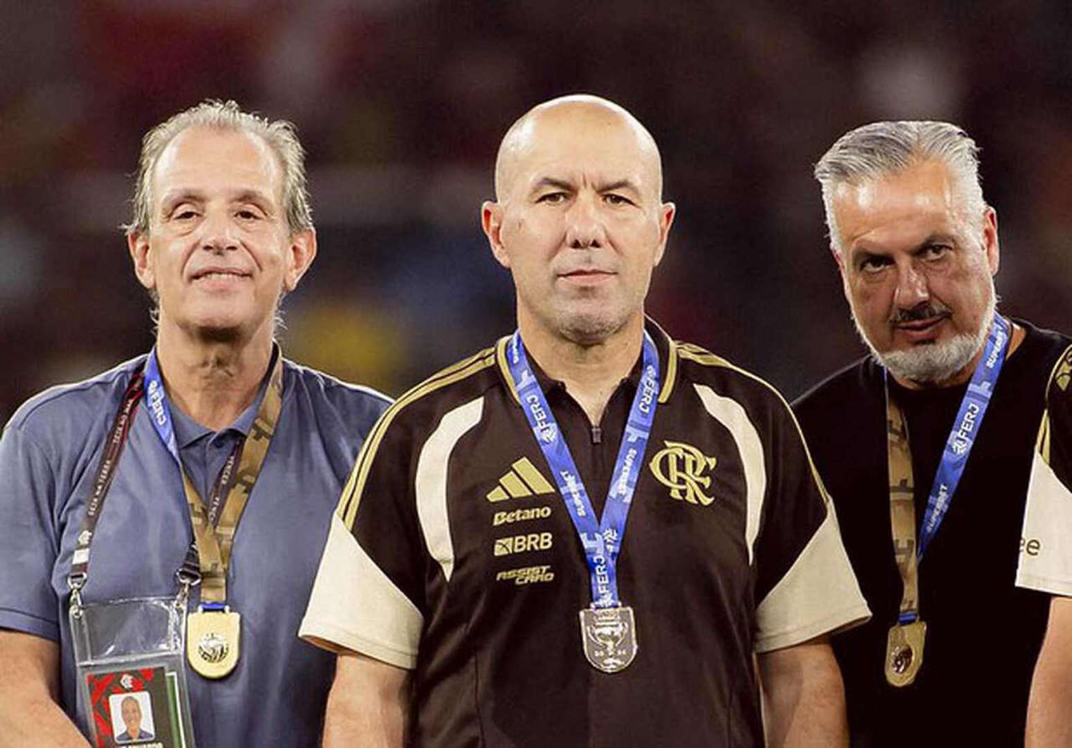 Jardim (no centro) levantou seu primeiro trof&eacute;u no Brasil logo na estreia pelo Flamengo &ndash;